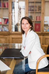 Maître Romy Collard dans son bureau