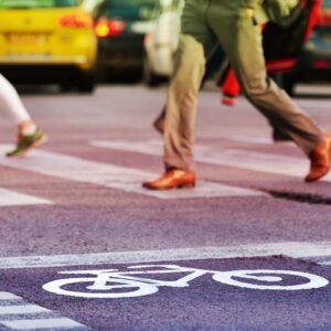 un piéton traverse la rue, le piéton est une personne vulnérable