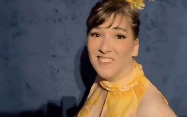 Jeune femme enavec une roble jaune et une fleur jaune dans les cheveux